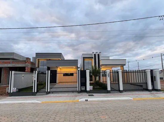 CASA 3 DORMITORIOS SENDO 1 SUITE EM CANELINHA