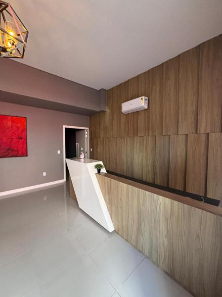 EXCELENTE SALA COMERCIAL NO CENTRO DE ITAPEMA!