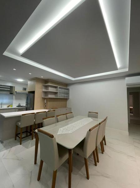 APARTAMENTO FINAMENTE MOBILIADO EM MEIA PRAIA!