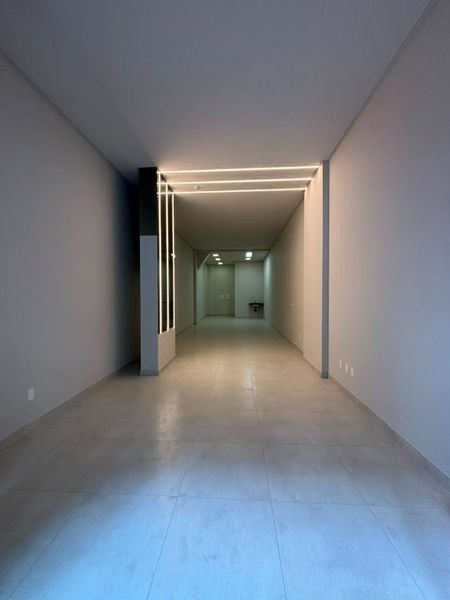 ÓTIMA SALA COMERCIAL EM MEIA PRAIA!
