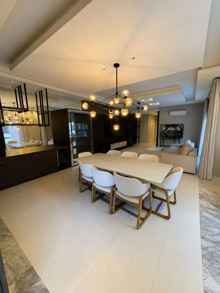 APARTAMENTO MOBILIADO DE ALTO PADRÃO NA QUADRA MAR!
