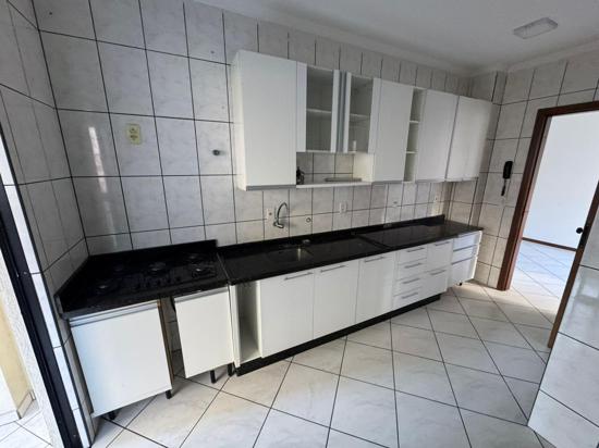 Ótimo apartamento semi-mobiliado em meia praia!