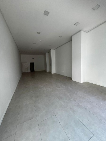 SALA COMERCIAL TÉRREA EM MEIA PRAIA!