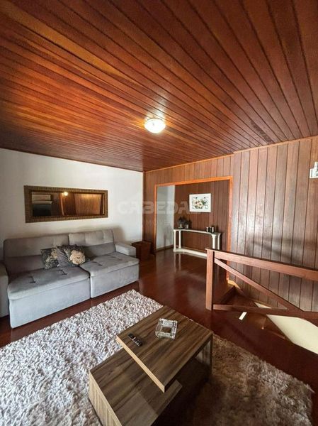 ÓTIMA CASA COM 05 DORMITÓRIOS E PISCINA