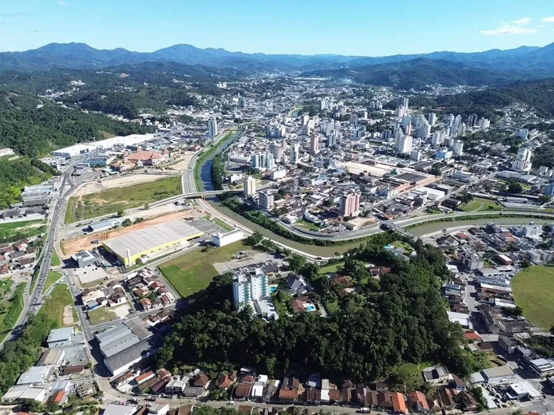 Investir em imóveis em Brusque ainda vale a pena? Uma análise atualizada do mercado - Imagem Principal