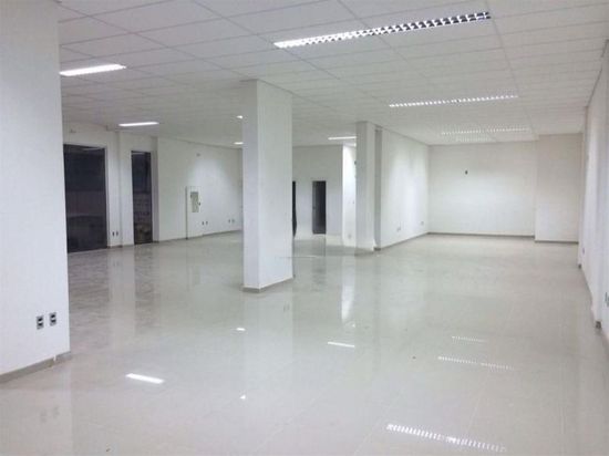AMPLA SALA - FRENTE SEGUNDA AVENIDA NA MEIA PRAIA