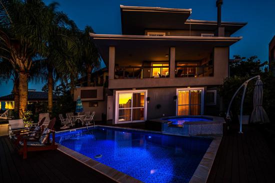 BELÍSSIMA CASA EM BOMBINHAS