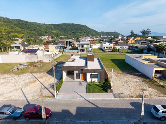 EXCELENTE CASA EM BOMBINHAS
