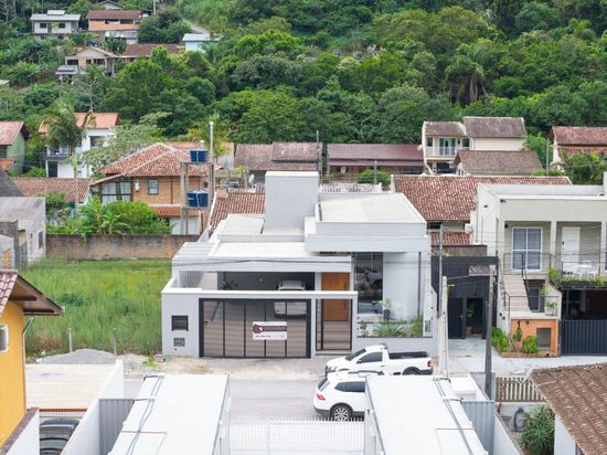 CASA DE ALTO PADRÃO COM 02 SUÍTES EM PORTO BELO
