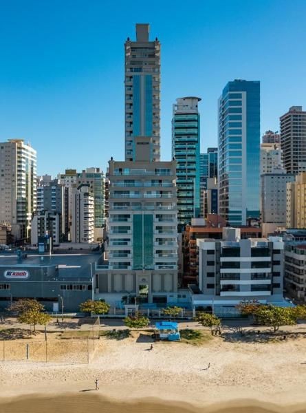 APTO FRENTE MAR BEM LOCALIZADO EM MEIA PRAIA
