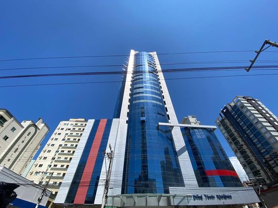 COBERTURA DUPLEX FINAMENTE MOBILIADA EM MEIA PRAIA