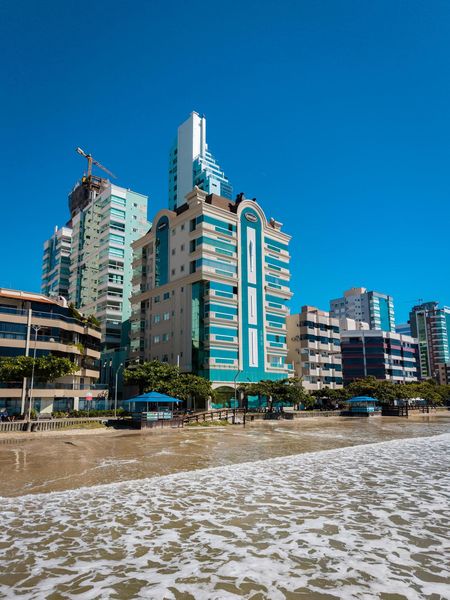 APTO FRENTE MAR FINAMENTE MOBILIADO E DECORADO