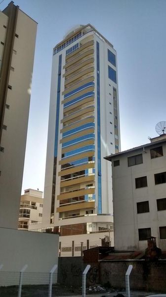 APTO COM 04 SUÍTES E VISTA MAR EM MEIA PRAIA