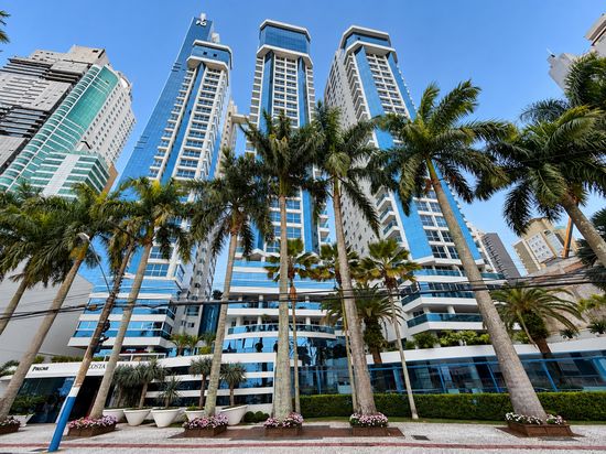 APTO FRENTE MAR FINAMENTE MOBILIADO EM BALNEÁRIO CAMBORIÚ