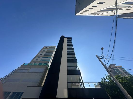APTO SEMI-MOBILIADO COM 03 SUÍTES EM MEIA PRAIA