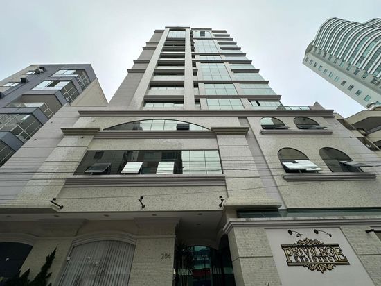 APARTAMENTO SEMI-MOBILIADO EM MEIA PRAIA