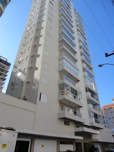 APTO MOBILIADO PARA LOCAÇÃO ANUAL EM MEIA PRAIA