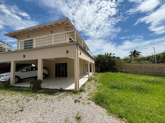 CASA SEMI-MOBILIADA COM AMPLO QUINTAL