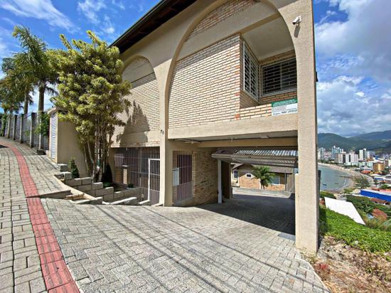 CASA DE ALTO PADRÃO A VENDA EM ITAPEMA