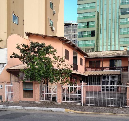 CASAS MOBILIADAS A VENDA EM MEIA PRAIA
