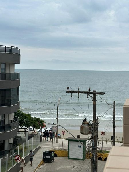 APTO MOBILIADO Á 30 METROS DO MAR EM MEIA PRAIA