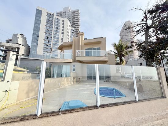 CASA PÉ NA AREIA SEMI-MOBILIADA EM PORTO BELO