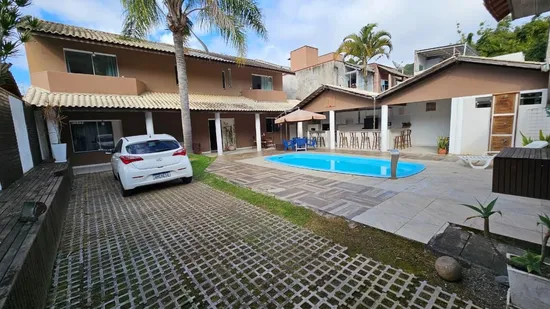 SOBRADO COM PISCINA EM BALNEÁRIO CAMBORIÚ