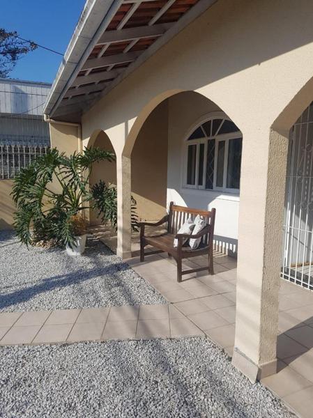 CASA AMPLA COM 3 DORM SENDO 2 SUÍTES