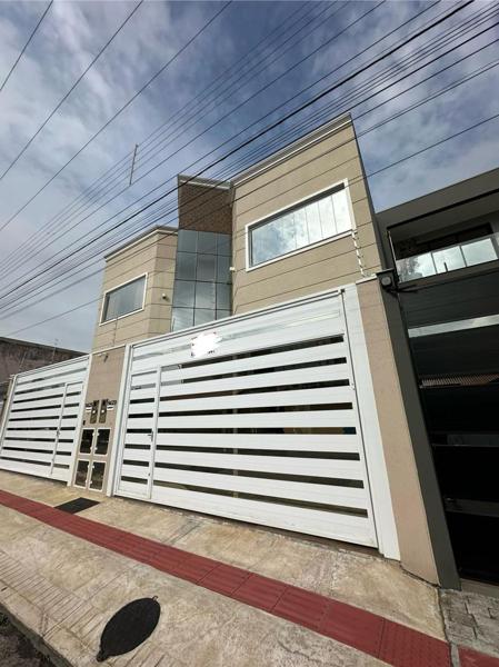 SOBRADO NO CENTRO DE BALNEÁRIO - 3 SUÍTES E 2 VAGA