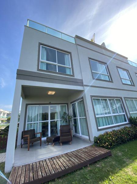 CASA FRENTE MAR COM 3 SUÍTES EM CONDOMÍNIO FECHADO