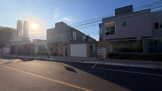 SOBRADO MOBILIADO COM ÓTIMA LOCALIZAÇÃO