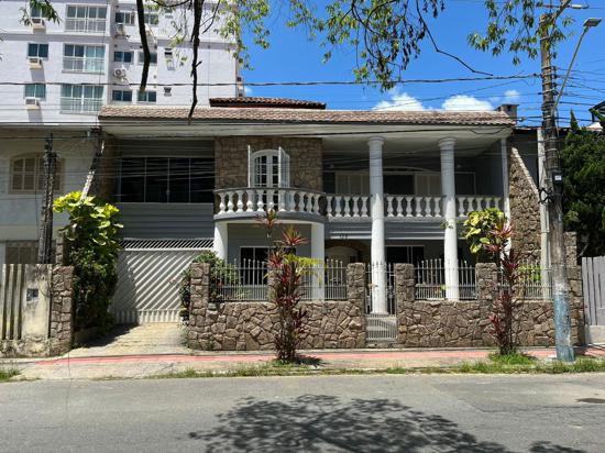 CASA NA RUA SUIÇA NO BAIRRO DA NAÇÕES