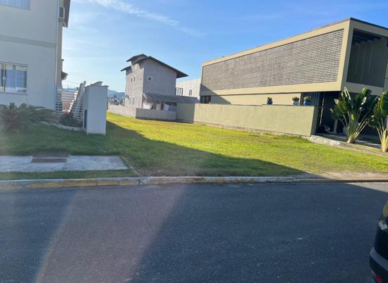TERRENO NO CODOMÍNIO CALEDÔNIA