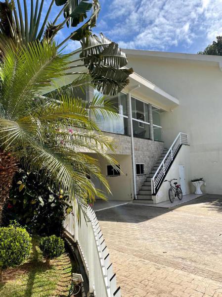 CASA COM 5 DORMITÓRIOS E PISCINA - BOMBINHAS