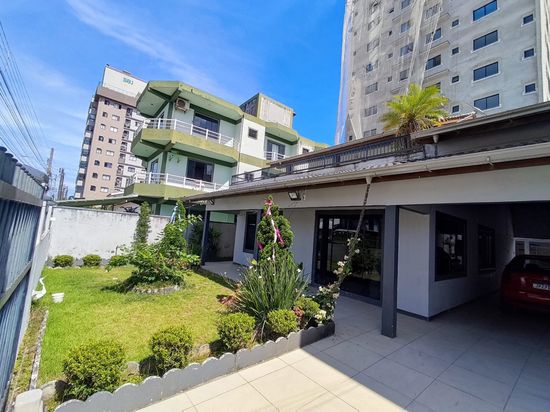CASA COM ÓTIMA LOCALIZAÇÃO EM NAVEGANTES