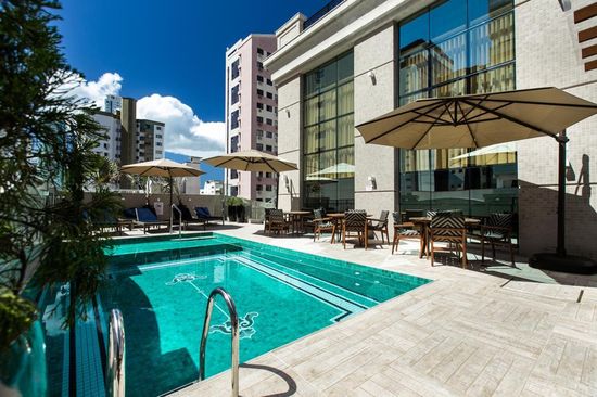LINDO APARTAMENTO MOBILIADO E DECORADO QUADRA MAR