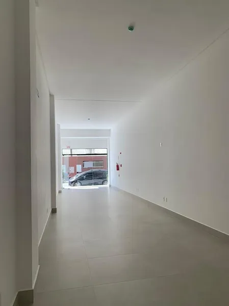 LOCAÇÃO ANUAL - SALA COMERCIAL COM 01 VAGA!