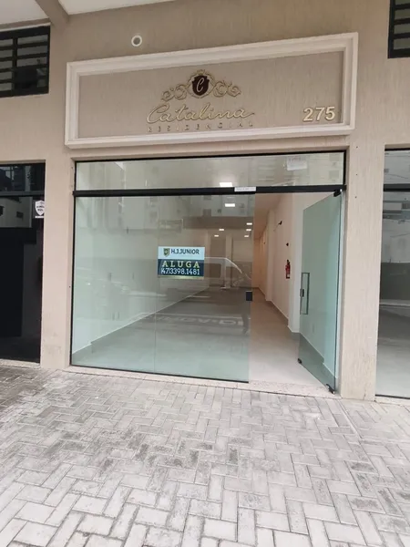 LOCAÇÃO COMERCIAL - SALA COM 76M² EM MEIA PRAIA!