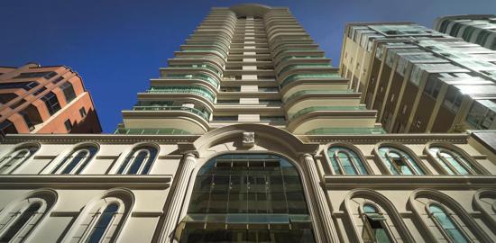 LINDO APARTAMENTO BEM MOBILIADO COM 04 SUITES