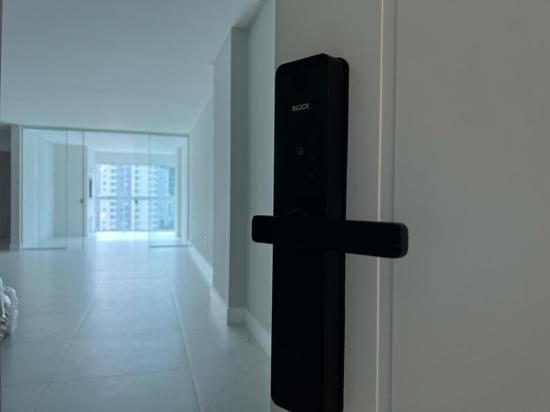 AMPLO APARTAMENTO 04 SUITES À MENOS DE 100M DO MAR