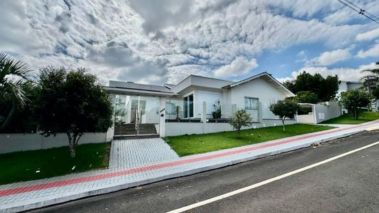 CASA COM PISCINA NO BAIRRO COLATTO