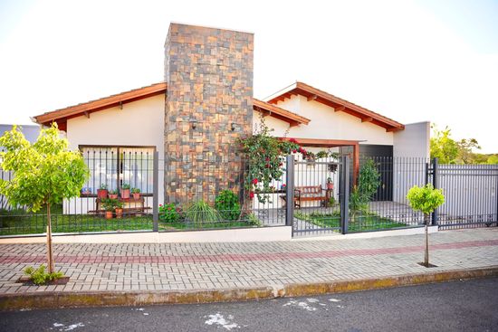 CASA COM PISCINA NO LOTEAMENTO SÃO FRANCISCO