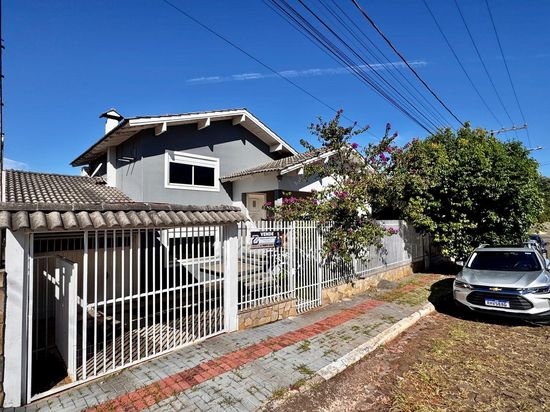 CASA SEMIMOBILIADA NO CENTRO COM PISCINA