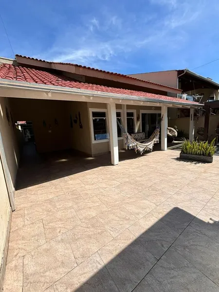 CASA 2 SUÍTES + 1 QUARTO