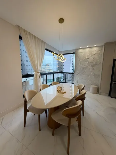 APARTAMENTO NO CORAÇÃO DA MEIA PRAIA FINAMENTE MOBILIADO