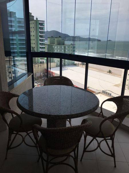 04 SUÍTES, 02 VAGAS, MEIA PRAIA