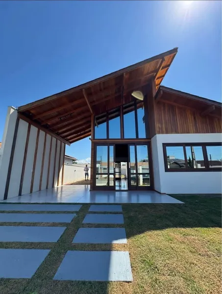 CASA DE ALTO PADRÃO ESTILO AMERICANO COM 03 QUARTOS À VENDA NO CENTRO DE ILHOTA.