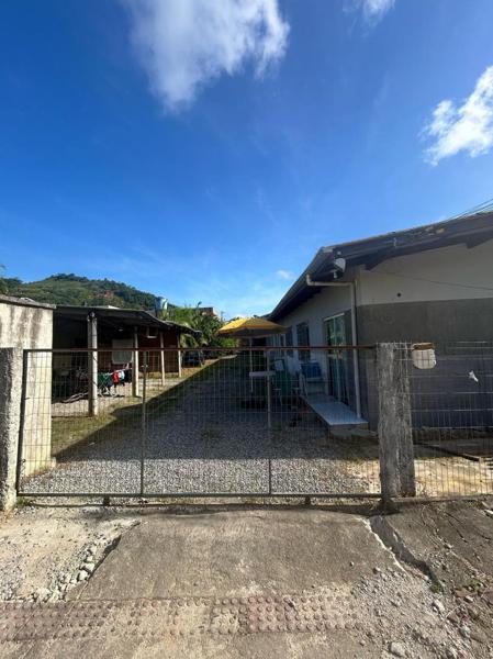 TERRENO COM 4 CASAS