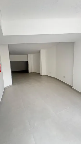 SALA COMERCIAL EM REGIÃO CENTRAL DE MEIA PRAIA