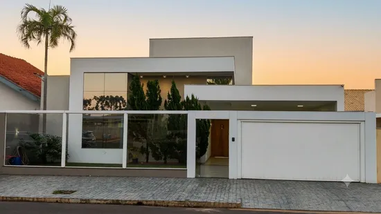 CASA TÉRREA ALTO PADRÃO. 02 SUÍTES + 1 DORMITÓRIO